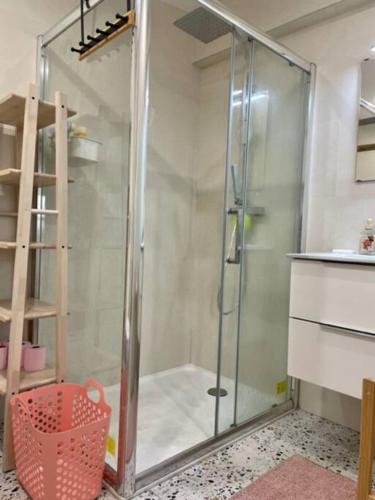 une douche avec une porte vitrée dans une salle de bain dans l'établissement La Maisonnette, à Nice