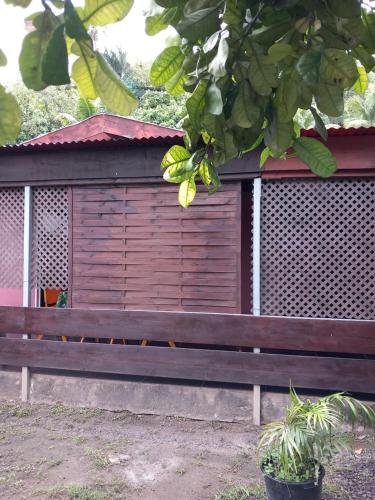 um banco de madeira sentado em frente a um edifício em Bora Rent lodge em Bora Bora