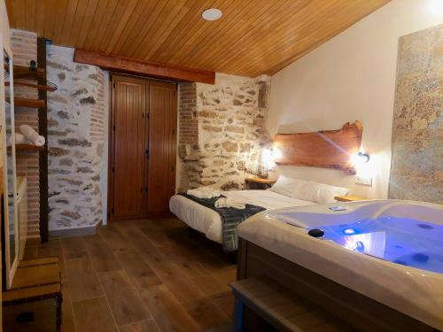 ein Schlafzimmer mit einer Badewanne in der Ecke eines Zimmers in der Unterkunft El Hilo de los Sueños in Navatalgordo