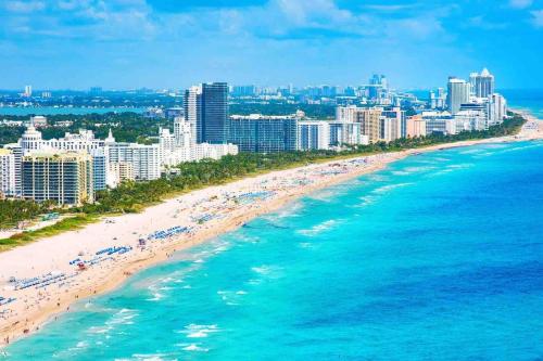 z powietrza widok na plażę i budynki w obiekcie Studio Miami beach w Miami Beach