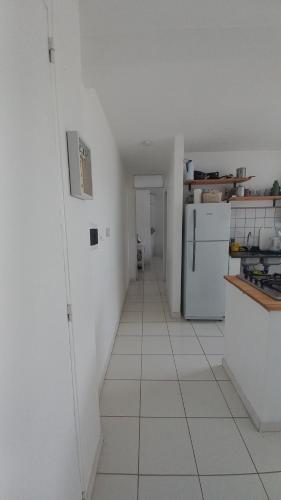 een keuken met een witte vloer en een koelkast bij Departamento Céntrico Chaco in Resistencia