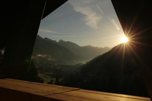 una vista del sol desde el interior de una tienda de campaña en Arpuria l hidden luxury mountain home - ADULTS FRIENDLY en Sankt Anton am Arlberg