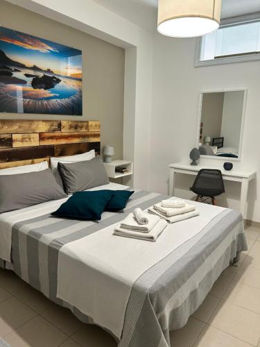 sypialnia z dużym łóżkiem i biurkiem w obiekcie Soffio Dal Mare w mieście Letojanni