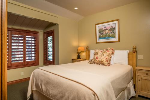 Un dormitorio con una cama grande y una ventana. en Villager - 1220 at Sun Valley, en Sun Valley