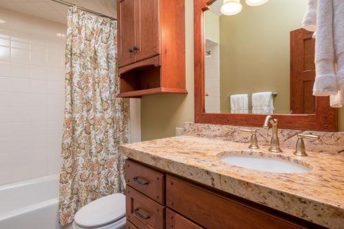 Un baño con lavabo, inodoro y bañera. en Villager - 1220 at Sun Valley, en Sun Valley