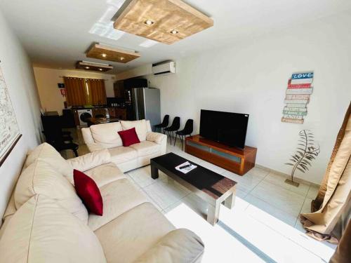 Μια τηλεόραση ή/και κέντρο ψυχαγωγίας στο Duplex Whiskey Home 200m away from the Sea and the Square