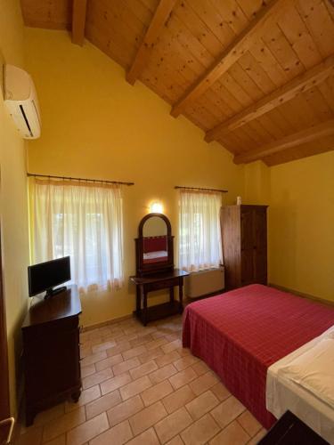 een slaapkamer met een bed, een bureau en ramen bij Taverna dei Guelfi in Senigallia