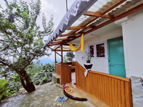 eine Veranda eines Hauses mit einer Pergola in der Unterkunft Mandala Fram Stay in Darjeeling