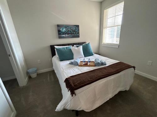 Giường trong phòng chung tại Cozy 2BR/2Bath Oasis 10 Minutes Away From Fort Lee