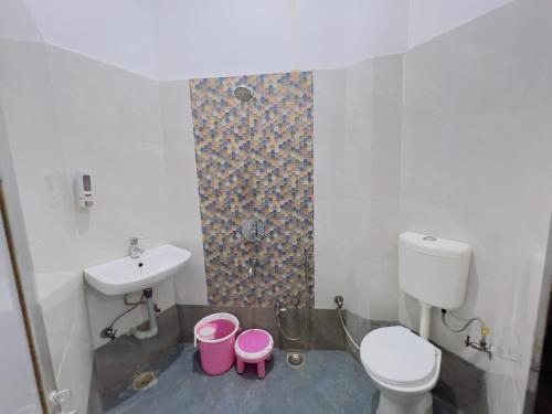 ALOK RESIDENCY في Satna: حمام مع مرحاض ومغسلة