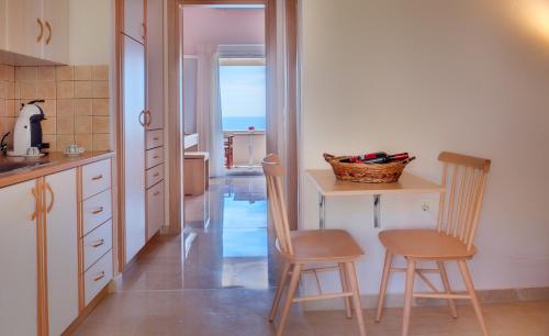 Η κουζίνα ή μικρή κουζίνα στο Krouzeri Beach Apartments