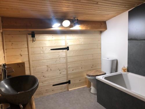 La salle de bains est pourvue d'une baignoire, de toilettes et d'un lavabo. dans l'établissement Chalet Pra-Loup, 10 pièces, 15 personnes - FR-1-165A-180, à Uvernet