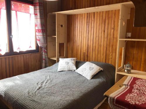 sypialnia z łóżkiem z 2 poduszkami w obiekcie Chalet Pra-Loup, 10 pièces, 15 personnes - FR-1-165A-180 w mieście Uvernet
