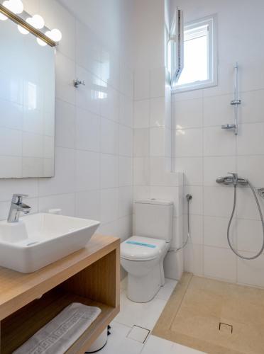 Ένα μπάνιο στο Krouzeri Beach Apartments