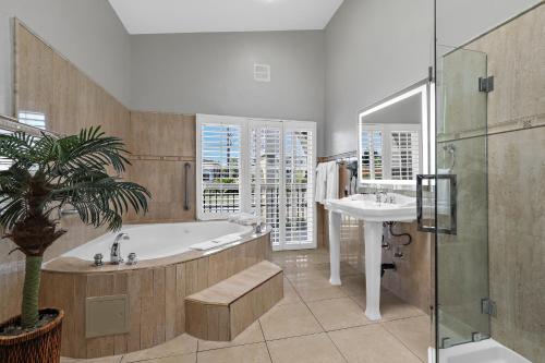 埃斯孔迪多的住宿－麥迪特蘭汽車旅館，带浴缸和盥洗盆的浴室