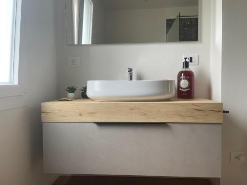 a bathroom with a sink and a mirror at G83Home-Appartamento moderno in zona Fiera in Vicenza