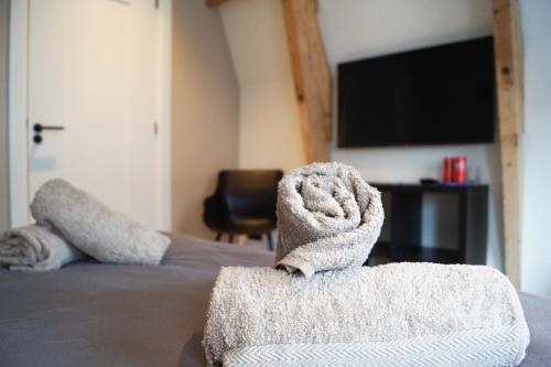 a towel animal sitting on top of a bed at Super de luxe privékamer op een toplocatie - Room 1 in Egmond aan Zee
