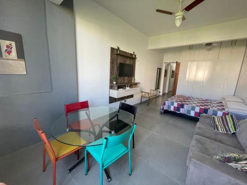 Uma cama ou camas num quarto em Confortável apto cama queen e sofá cama - COPACABANA