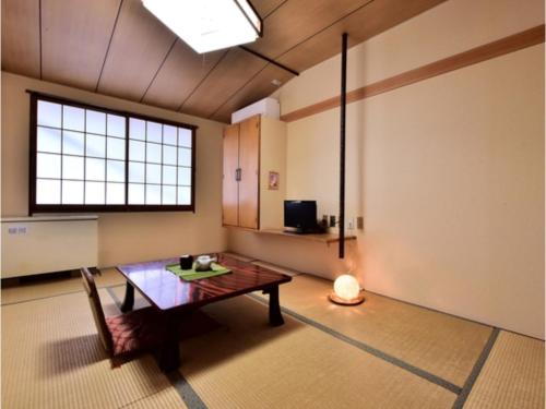 an empty room with a table and a window at Ｇｕｅｓｔ Ｈｏｕｓｅ Ｔａｋｅｎｏｙａ - Vacation STAY 43327 in Omachi