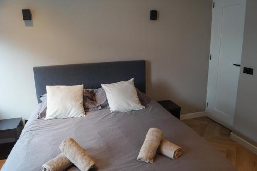 sypialnia z łóżkiem z dwoma ręcznikami w obiekcie Super de luxe privékamer op een toplocatie - Room 1 w mieście Egmond aan Zee