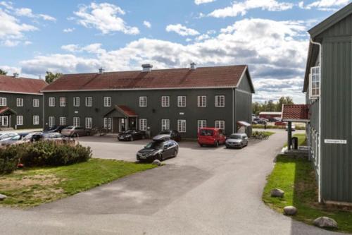 duży budynek z samochodami zaparkowanymi na parkingu w obiekcie Comfy studio apt by Oslo Airport w mieście Garder