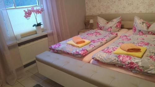 two beds sitting next to each other in a bedroom at Ferienhaus Peters in Sassnitz