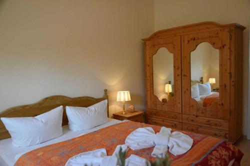 1 dormitorio con 1 cama con 2 toallas en Villa Johanna mit herrlichem Seeblick en Sassnitz