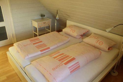 ザスニッツにあるFerienwohnung Rundumblickのベッド2台(上部に枕付)が備わる客室です。