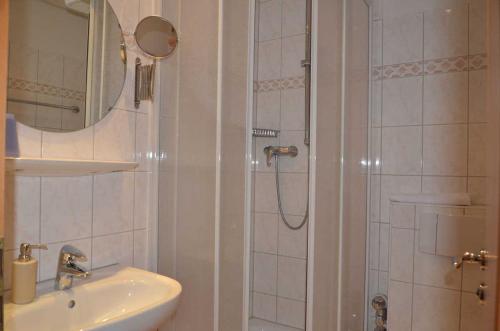 a bathroom with a shower and a sink and a mirror at Fürstenhof - Ferienwohnung 403 in Sassnitz