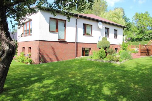 ein Haus mit grünem Rasen davor in der Unterkunft Ferienwohnung Dorn in Polchow