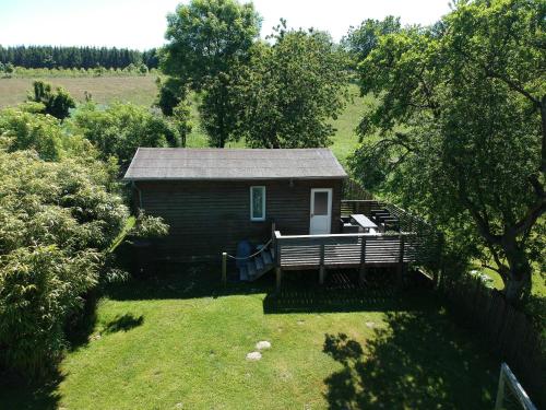 a small cabin with a porch in a field at Ferienhäuser Holzkoppel in Hagen