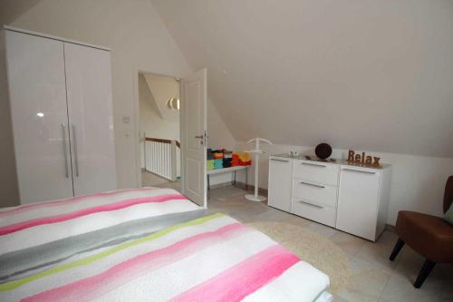 Ένα ή περισσότερα κρεβάτια σε δωμάτιο στο Reethaus Seeschwalbe