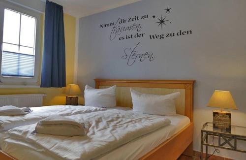 ein Schlafzimmer mit einem Bett mit einem Kissen darauf in der Unterkunft Ferienwohnung Kranichglück in Neddesitz