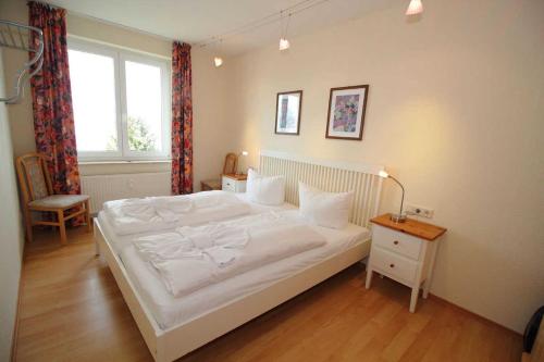 ザスニッツにあるVilla Seeblick - Ferienwohnung 409のベッドルーム(大きな白いベッド1台、窓付)