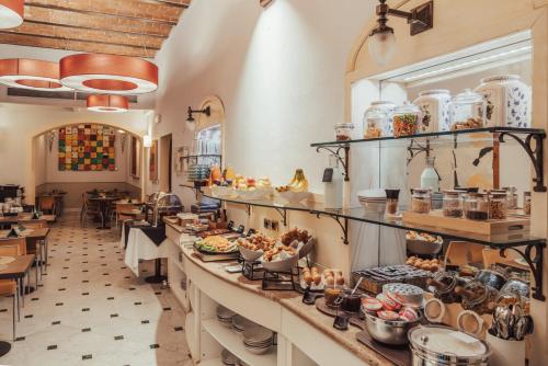 un restaurante con una línea de buffet con comida en II Guelfo Bianco, en Florencia