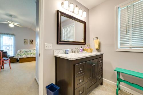 y baño con lavabo y espejo. en Pet-Friendly New Concord Vacation Rental on Lake!, en New Concord