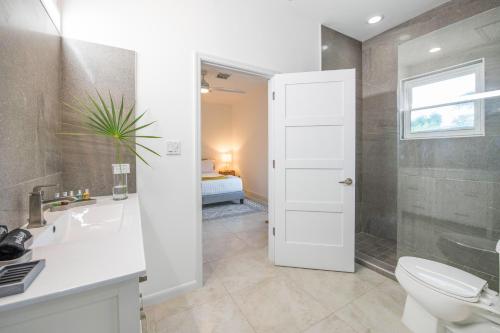 North Side的住宿－The Mastic Sunnyhill Cottage，浴室配有卫生间、盥洗盆和淋浴。