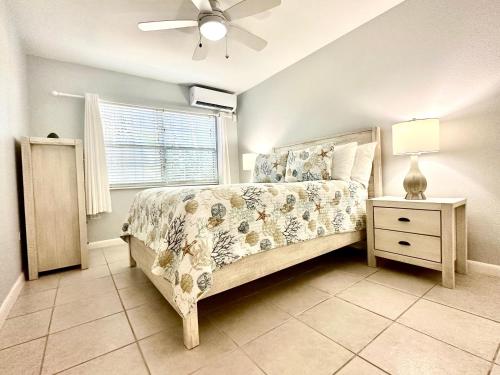 1 dormitorio con cama y ventana en Snug Harbour View Condo #4, en George Town