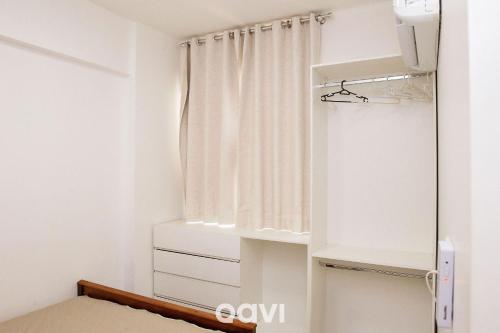 a bedroom with a bed and a window at Qavi - Apartamento aconchegante no melhor de Ponta Negra #1603Áurea in Natal