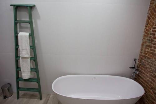 a bathroom with a white toilet and a green ladder at Redondilla in Madrid