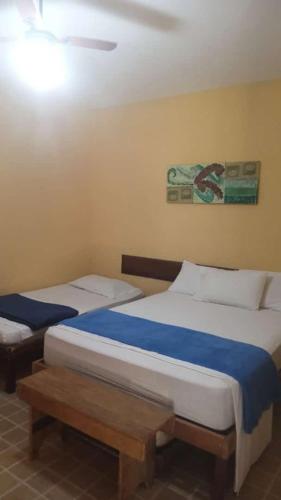 two twin beds in a room withthritisthritisthritisthritisthritisthritisthritisthritisthritis at Pousada Rancho da Mata in Conservatória