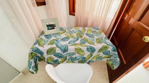 um WC com uma mesa com um padrão de folha sobre ele em Casa Nazimova Blue Room em San Cristóbal de Las Casas