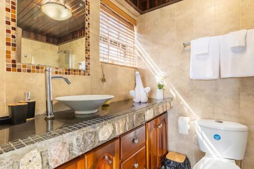 ein Bad mit einem Waschbecken und einem WC in der Unterkunft Water Lovers Paradise! in Ocho Rios