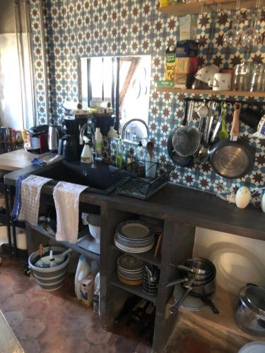 une cuisine avec un évier et un comptoir avec de la vaisselle dans l'établissement STUDIO sous les toits de PARIS GRANDS BOULEVARDS, à Paris