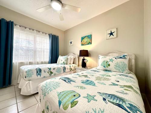 sypialnia z 2 łóżkami i oknem w obiekcie Regal Beach Club #322 w mieście George Town