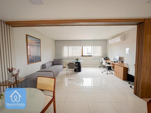 sala de estar con sofá y mesa en Apartamento de alto padrão no Caminho das Arvores, en Salvador