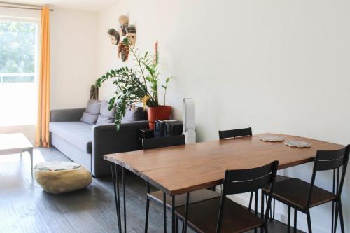 un salon avec une table et un canapé dans l'établissement Spacious haven of peace with beautiful decoration, à La Courneuve