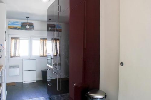 une salle de bain avec une douche avec une porte vitrée dans l'établissement Spacious haven of peace with beautiful decoration, à La Courneuve