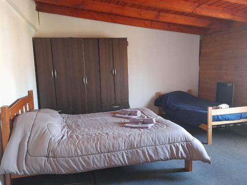 1 dormitorio con 1 cama, armario y 1 cama sidx sidx sidx sidx en Alquileres patagonicos en San Carlos de Bariloche
