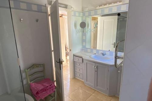 La salle de bains est pourvue d'un lavabo et d'un miroir. dans l'établissement Lovely family villa sleeps 8, with stunning views, à Port Mahon
